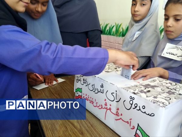 انتخابات شورای دانش آموزی در مدرسه تکتم خلیل آباد 