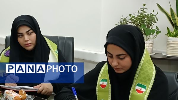 دیدار رئیس سازمان دانش‌آموزی و دانش‌آموزان پیشتاز و خبرنگاران پانا با رئیس سازمان تأمین اجتماعی محمودآباد 