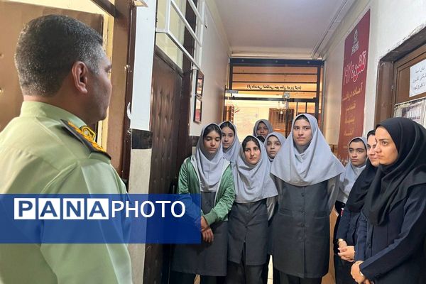 دیدار صمیمی آینده‌سازان با حافظان نظم و امنیت در کلانتری ۱۱ فیروزکوه