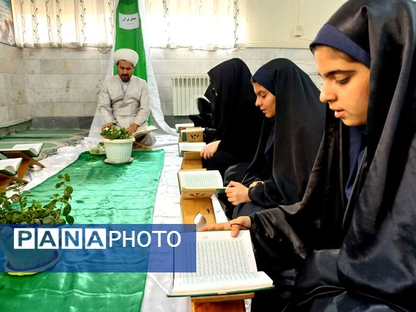 برپایی محفل قرآنی در دبیرستان دارالزهرا(س) قم