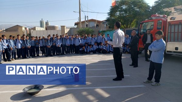 آموزش عملی اطفای حریق در دبیرستان نمونه مرحوم طاووسی خلیل آباد