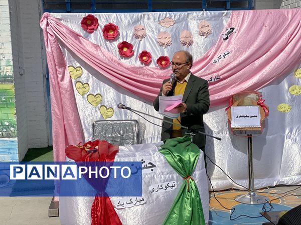 نواختن زنگ جشن نیکوکاری در دبستان زینب قهرمانی مه ولات
