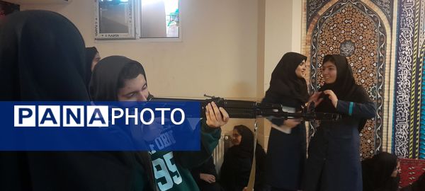 آموزش عملی آمادگی دفاعی در دبیرستان فرزانگان استعداد درخشان ملارد