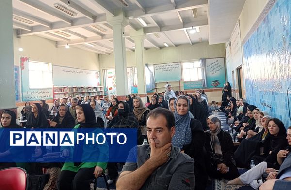 جلسه اولیاء مربیان در دبیرستان نمونه دولتی شهدای علم و فناوری بهارستان دو
