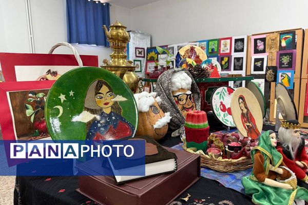 آیین افتتاحیه نمایشگاه هنری «ماها» در هنرستان شهید تاجیک بهارستان‌دو