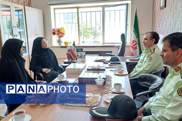 دیدار و تکریم مسئولین شهری با فرهنگیان دبستان ستایش و صابران یک به مناسبت هفته معلم