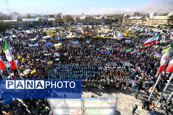 دانش آموزان و مسئولین در کنار یکدیگر، روز دانش‌آموز را رقم زدند