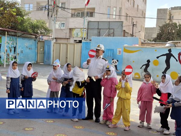 بازدید ماموران نیروی انتظامی در مدرسه 17شهریور بجنورد