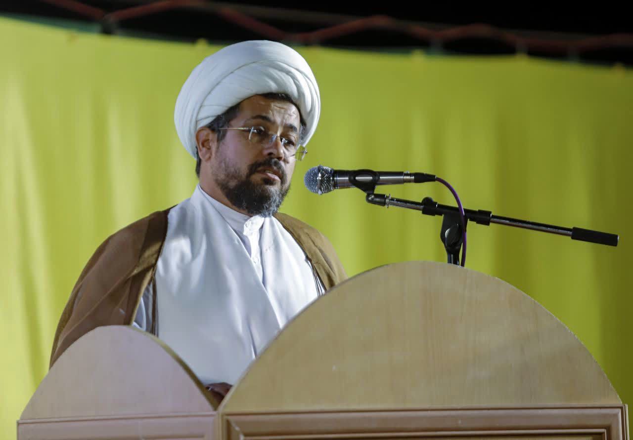 مادر، محور تربیت و فرهنگ خانواده است