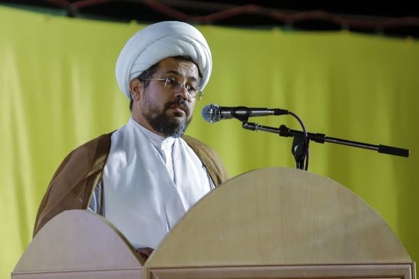 مادر، محور تربیت و فرهنگ خانواده است