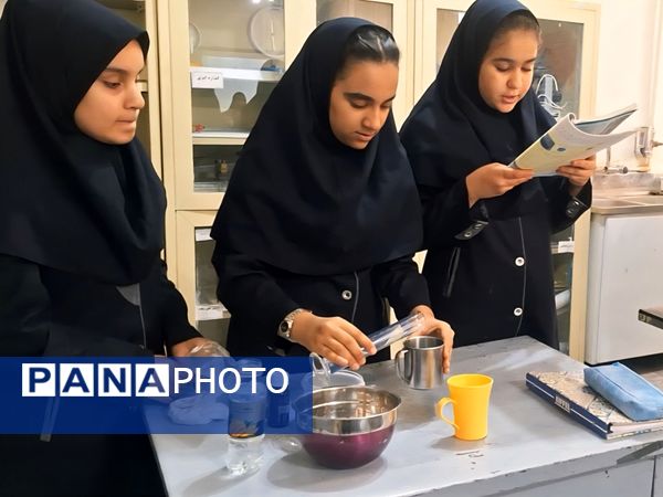 اجرای آزمایش‌های جذاب توسط دانش‌آموزان پایه های هفتم مدرسه انیس خوش قدم 