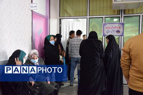 برپایی میز خدمت‌رسانی درمانی در دبیرستان شهید صدوقی با همکاری نهادهای جهادی