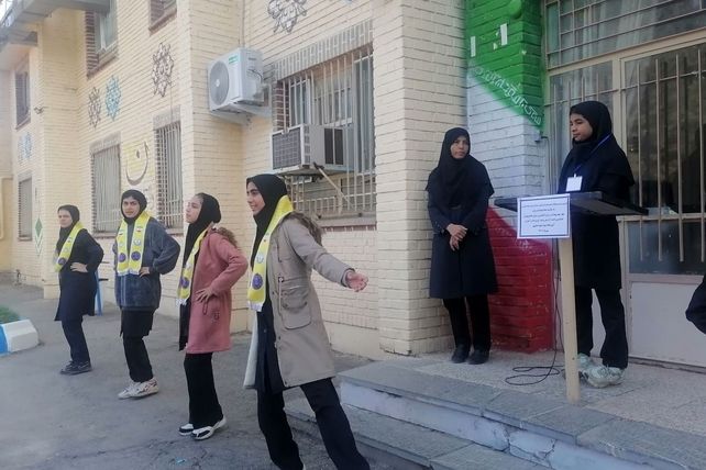 اجرای نرمش صبحگاهی در دبیرستان شهید مجید دهنوی نیشابور