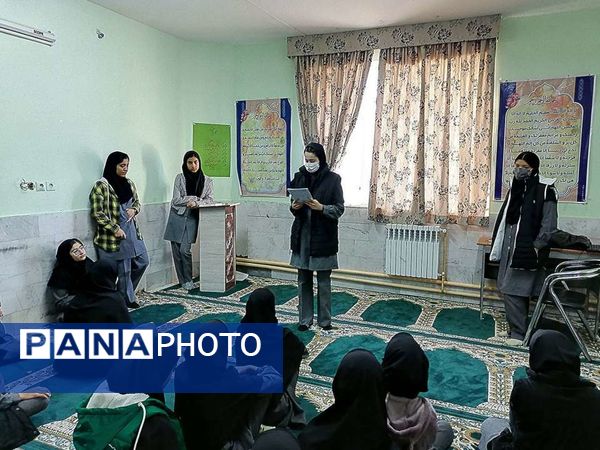 گرامیداشت هفته کتاب و کتابخوانی در دبیرستان حاج مهدی روحانی شهرستان خلیل آباد 