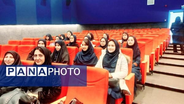 بازدید دانش‌آموزان مدارس هیأت امنایی فرزانگان و شهدای مدافع حرم از دانشگاه صنعتی شریف 