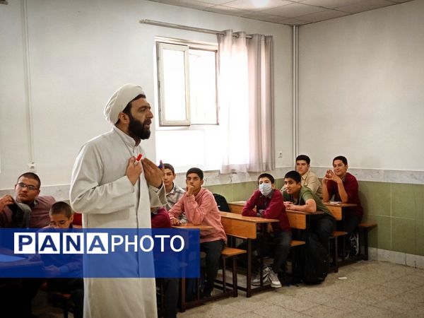 اولین جلسه هدایت تحصیلی دانش آموزان پایه نهمی دبیرستان میثاق