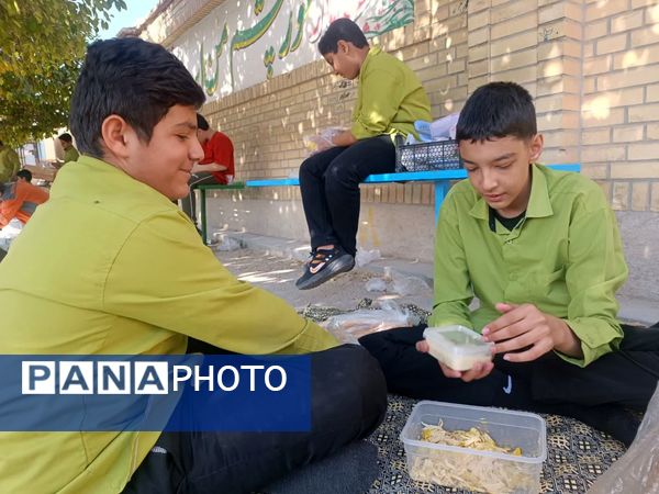 ناهار وحدت با طعم  شادی و لذت در مدرسه شاهد حاج مصلحیان