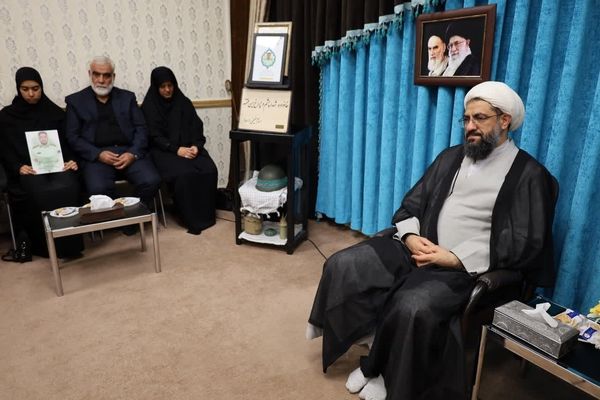  نماینده ولی‌فقیه در همدان از خانواده شهید امیر سیفی تجلیل کرد