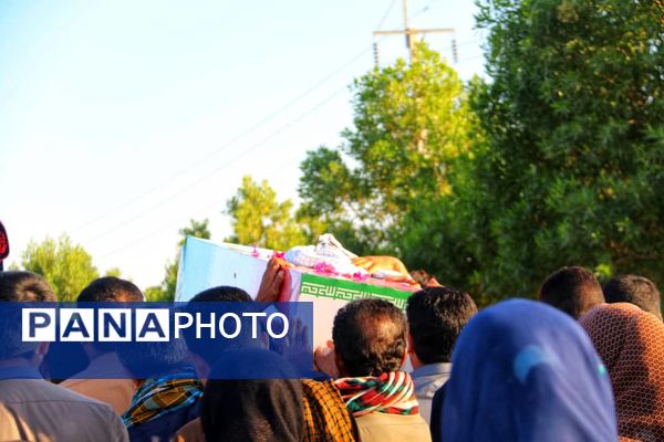 تشییع پیکر شهید گمنام در قلعه‌گنج همراه با حضور گسترده مردم