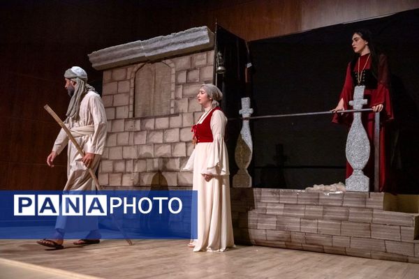 تئاتر «ترسا و پارسا» در جوانرود 