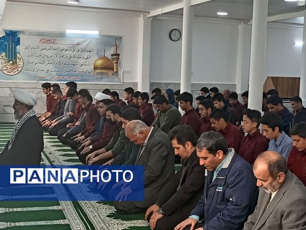 اقامه نماز جماعت به امامت امام جمعه کاشمر در دبیرستان نمونه آیت الله خامنه‌ای 