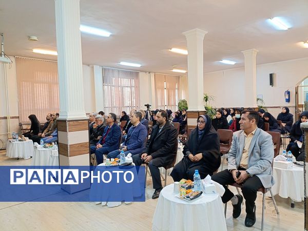 آیین افتتاحیه هفته پژوهش در دبیرستان فاطمه الزهرا(س) ناحیه سه کرج