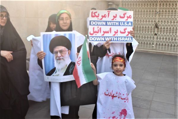 حماسه حضور نوجوانان کفن‌پوش قمی در راهپیمایی «عهد خون»