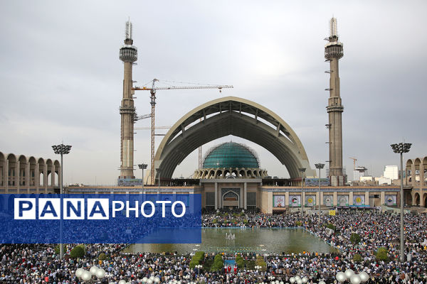 اقامه نماز عید فطر به امامت رهبر انقلاب اسلامی