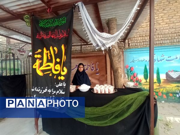 عطر فاطمی در فضای آموزش دبیرستان میرزا جعفر سروقد با برپایی ایستگاه صلواتی 