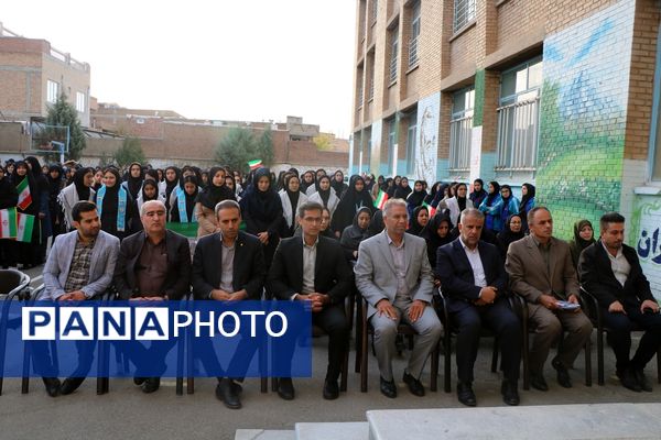 تجلیل مدیرکل آموزش و پرورش آذربایجان غربی از دانشآموز سخنران در نشست با رئیس جمهور