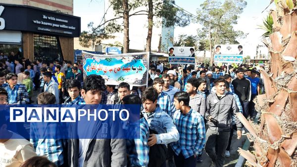 راهپیمایی پرشور دانش آموزان ساوجی در یوم الله ۱۳ آبان