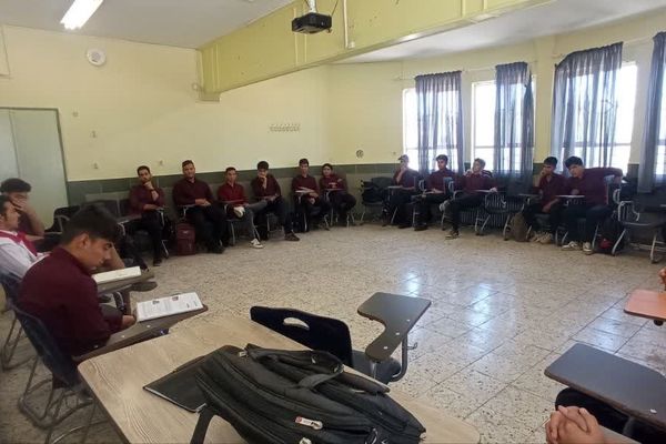 کلاس آموزشی هلال احمر در دبیرستان نمونه آیت الله خامنه ای