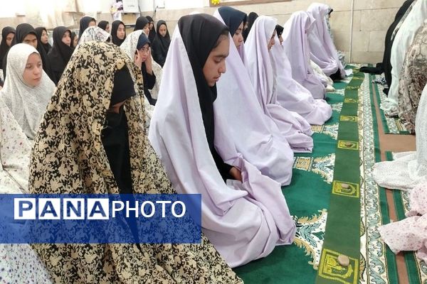 اقامه نماز جماعت در دبیرستان شهید مجید دهنوی نیشابور