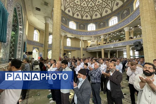 فرهنگیان شهرستان ملارد با حضور خود در نمازجمعه این هفته یاد شهید رجایی را گرامی داشتند 