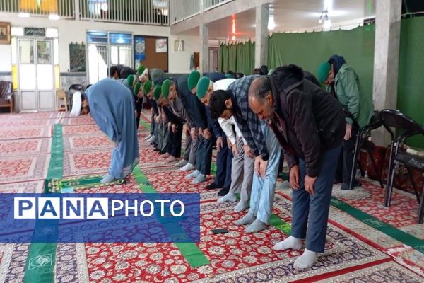 اقامه نماز جماعت باحضور معتکفین در مسجد جامع شهر بار نیشابور 