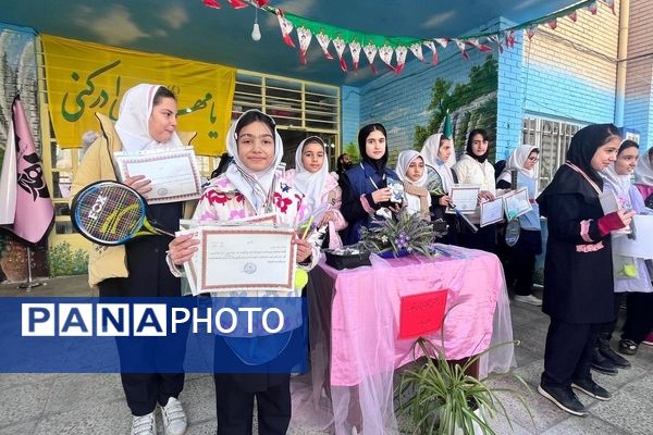 تقدیر از دانش آموزان برتر در مدرسه ومقام آوران رشته های ورزشی در مدرسه هدی یک شهرستان قدس