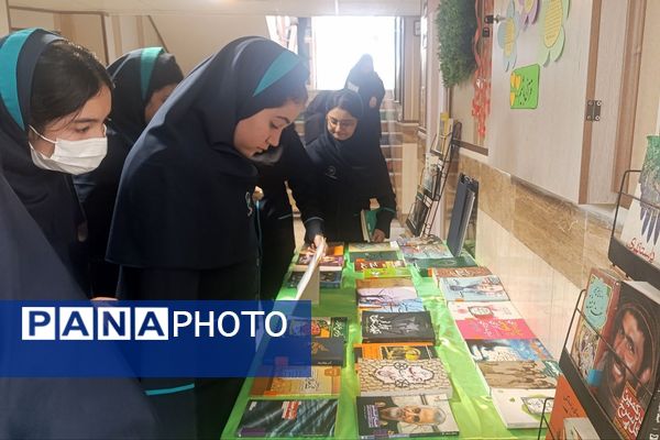 ایجاد غرفه‌های کتاب توسط دانش‌آموزان به مناسبت هفته کتاب و کتابخوانی در ناحیه دو شهرری 