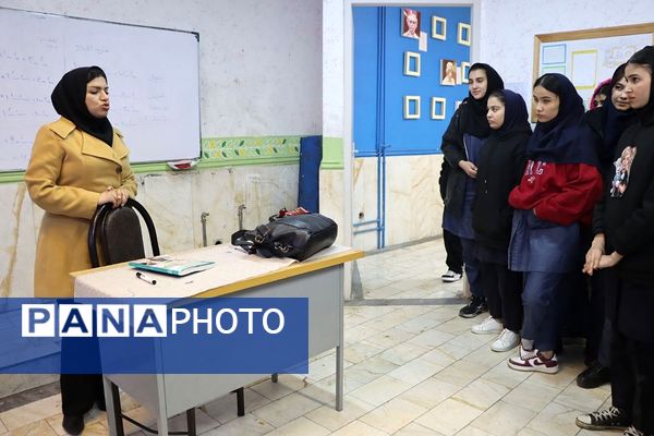 افتتاح نمایشگاه مدرسه انقلاب در هنرستان فنی حرفه‌ای‌کارآفرین شهرستان پیشوا
