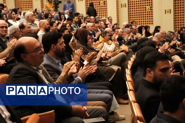 سند هویتی استاد ایرج افشار در یزد رونمایی شد