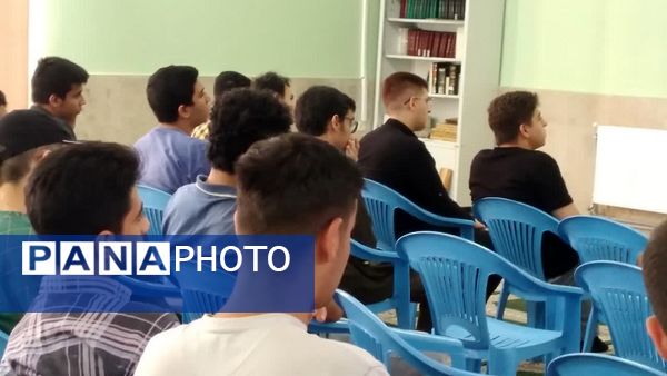 جلسه‌ مشاوره‌ای و توجیهی کنکور در دبیرستان معلم ساوجبلاغ