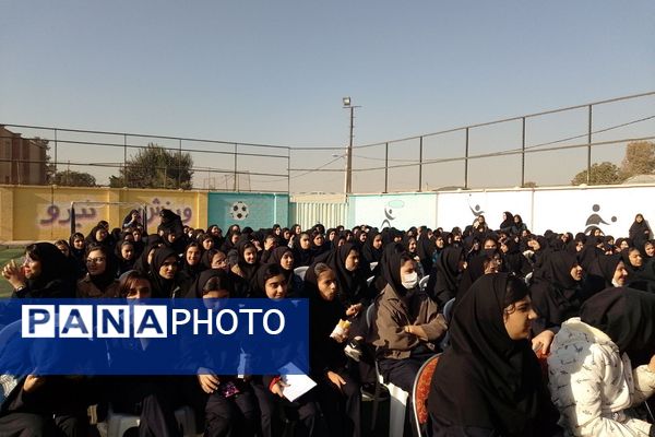 جشن پرشور روز دانش‌آموز در دبیرستان ملوک زندی 