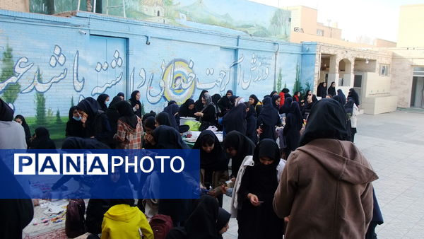 بازارچه کسب و کار دانش‌آموزان دختر در دبیرستان متوسطه اول معلم