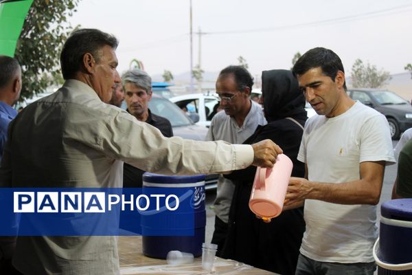 حضور پرانرژی نوجوانان در موکب دانش‌آموزی ملکان