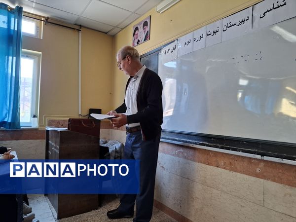 نشست دانش‌آموزی در راستای کیفیت‌بخشی به آموزش در دبیرستان دخترانه نبوت صفادشت