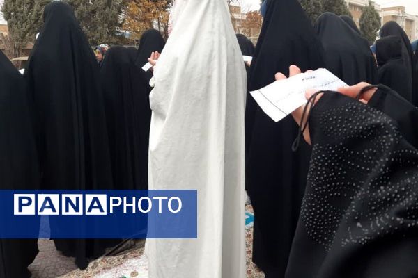  نماز باران در مدرسه جنت با حضور جمعی دانش‌آموزان