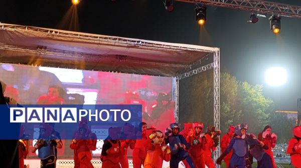 مانور ورزشی دانش آموزان در شب افتتاحیه جشنواره خانواده ورزش 
