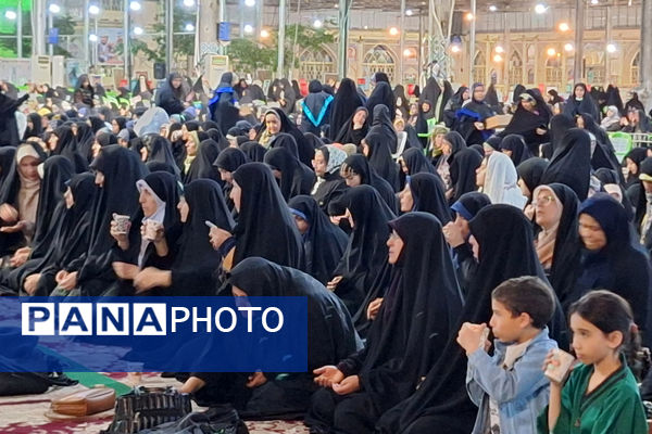 «ضیافت نور» دیدار رمضانی جمعی از بانوان شیراز ، با نماینده ولی فقیه در فارس