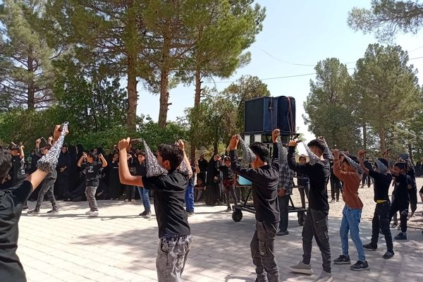 عزاداری هیئت زنجیر زنی روستای نقاب در روز اربعین