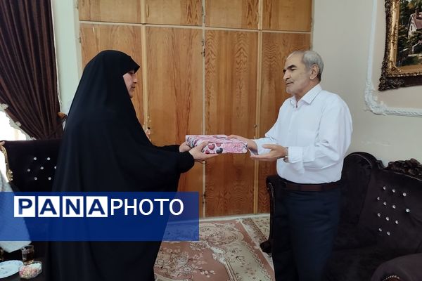 دیدار دانش‌آموزان هنرستان بصیرت با خانواده جانباز قاسم رسائی پور