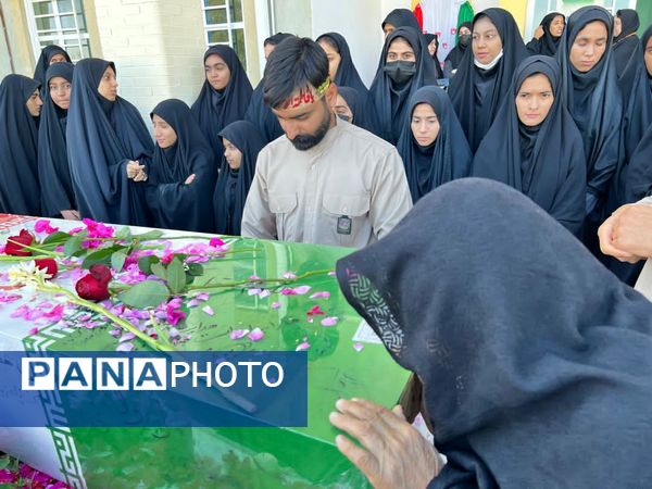 تشییع پیکر شهید گمنام بر دستان دانش‌آموزان هنرستان ابرار منوجان در ایام فاطمیه